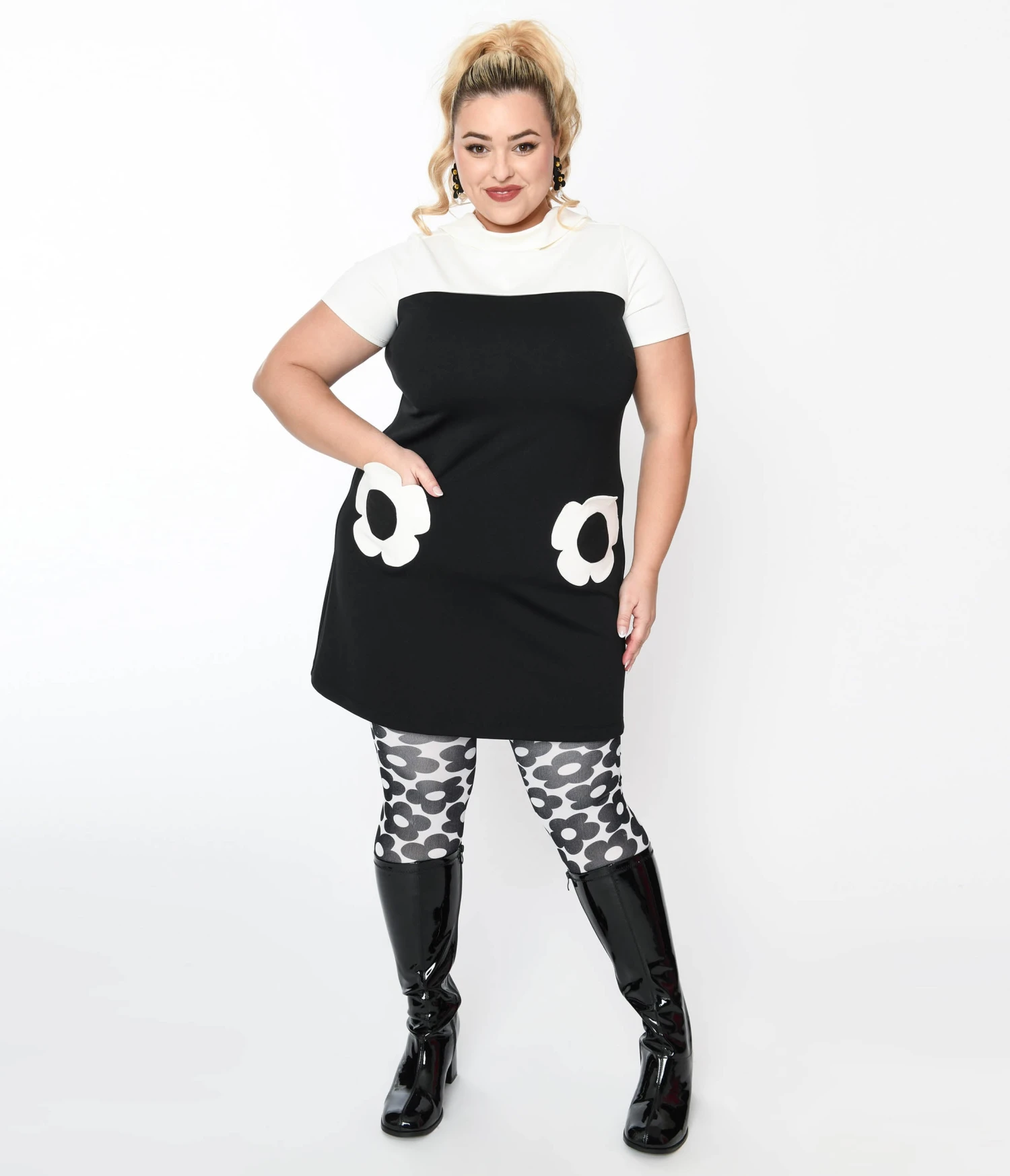 Smak Parlour Plus Size Black & White Flower Pocket Shift Dress 2 Smak Parlour Plus Size Black & White Flower Pocket Shift Dress - Image 2