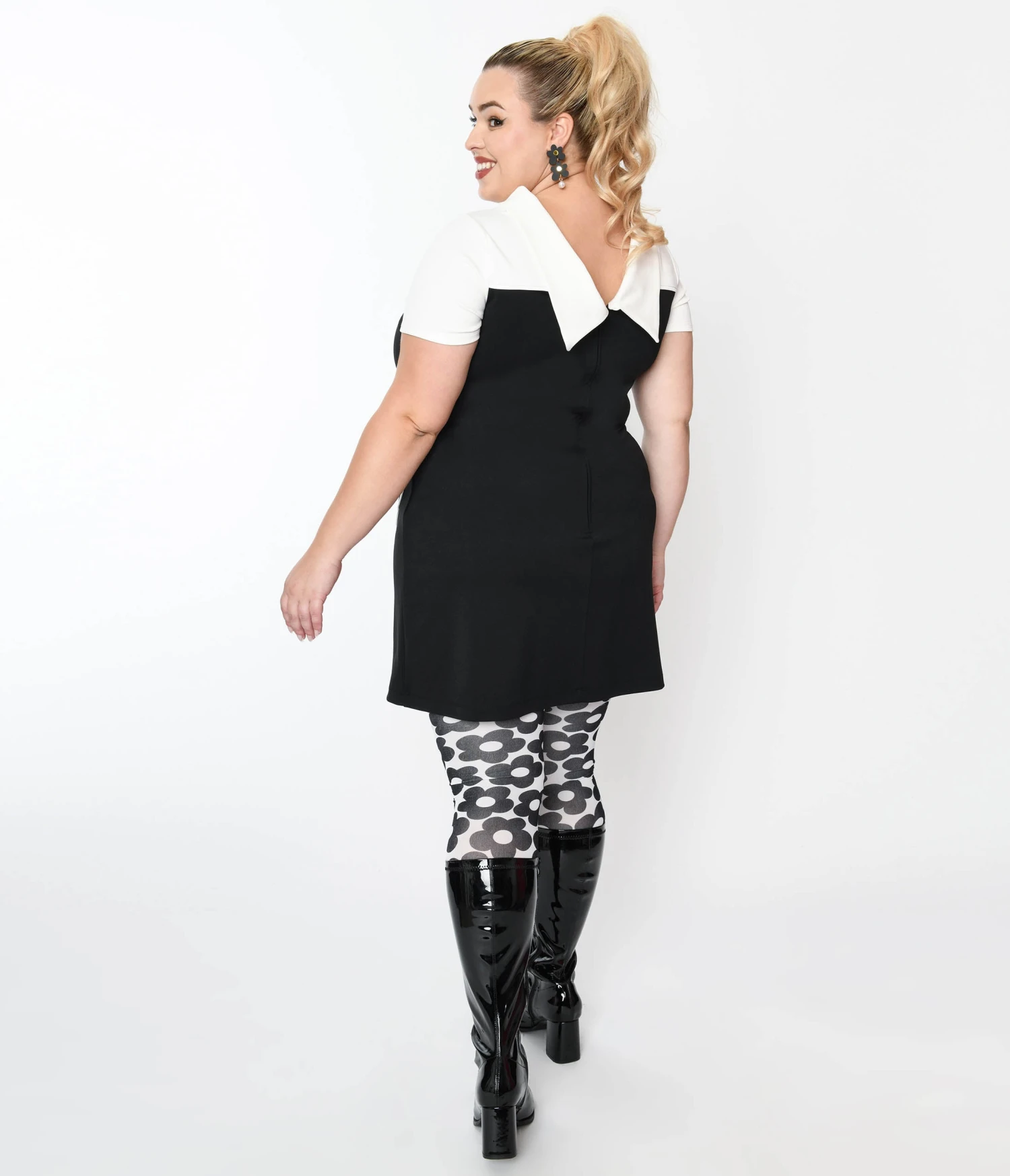 Smak Parlour Plus Size Black & White Flower Pocket Shift Dress 3 Smak Parlour Plus Size Black & White Flower Pocket Shift Dress - Image 3