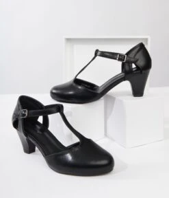 Unique Vintage Black Leatherette Closed Toe T-Strap Roxy Pumps