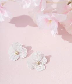 White Floral Light Stud Earrings